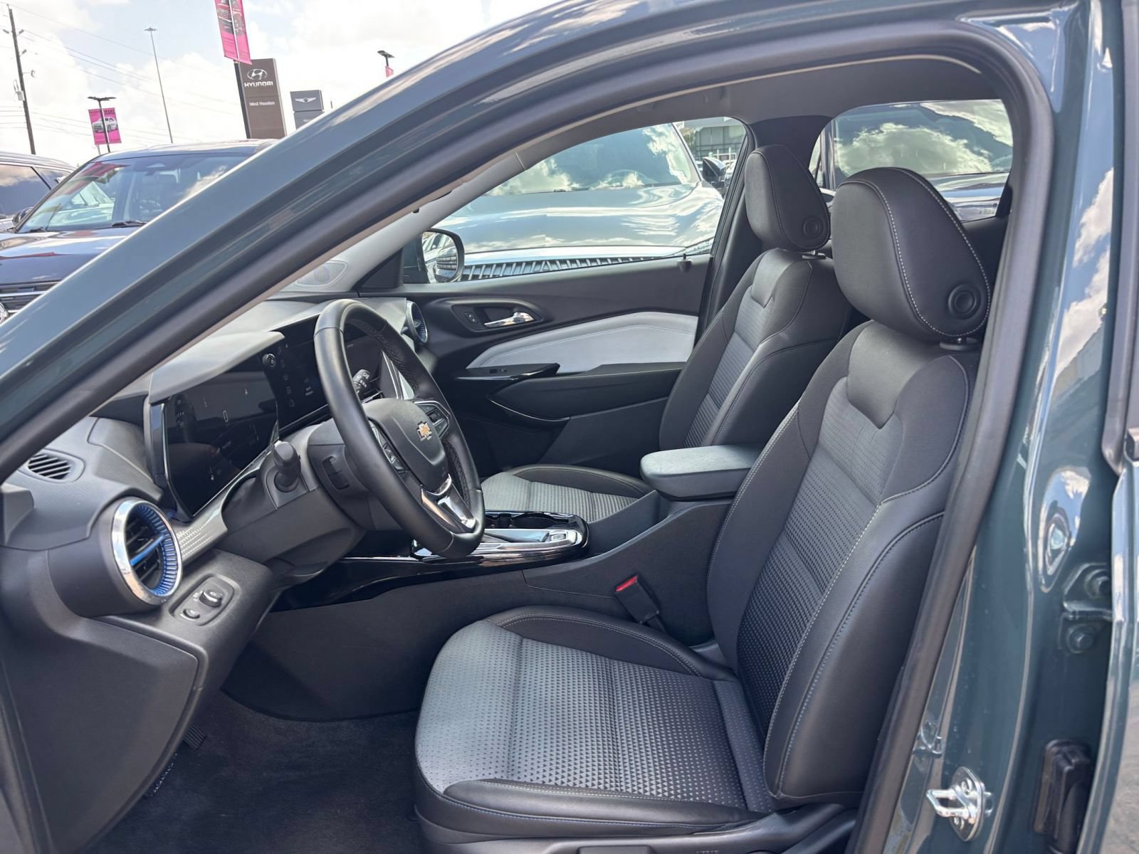 Used 2025 Chevrolet Trax LT w/ LT Convenience Package FWD image 21