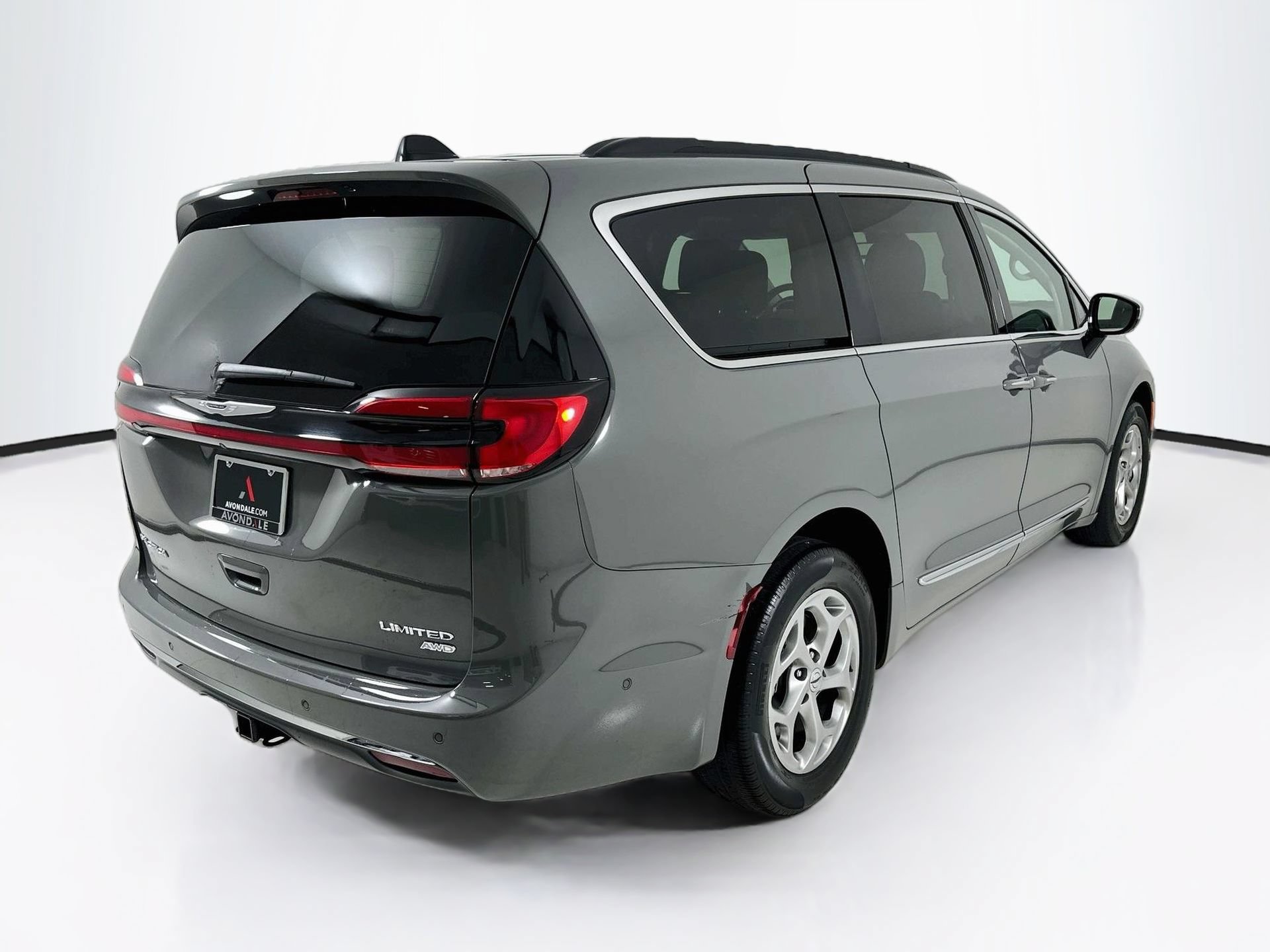 Used 2023 Chrysler Pacifica Limited w/ Uconnect Theater Family Group AWD/4WD image 8