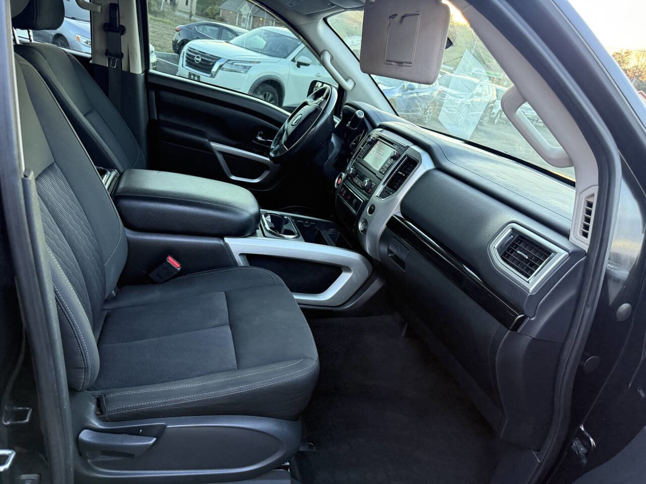 Used 2018 Nissan Titan SV w/ SV Convenience Package RWD image 14