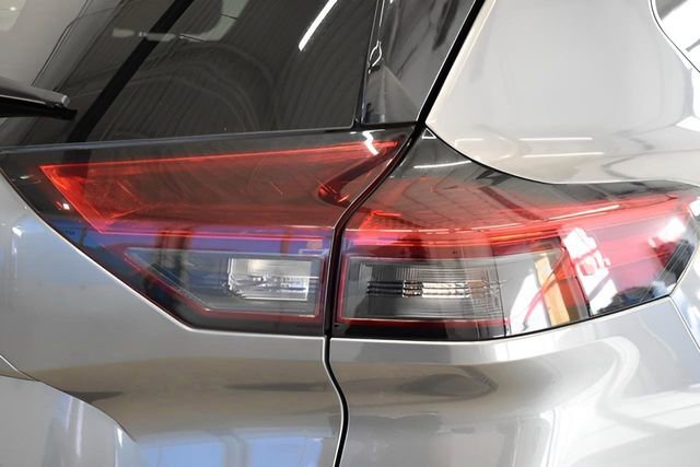 Used 2023 Nissan Rogue SL w/ SL Premium Package image 12