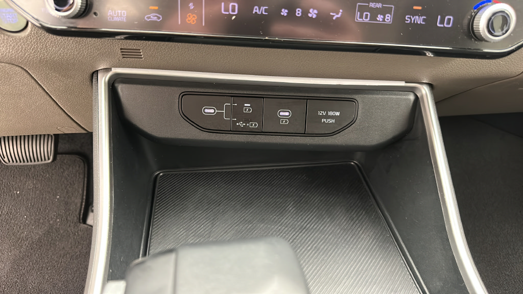 Used 2025 Kia Carnival FWD image 18