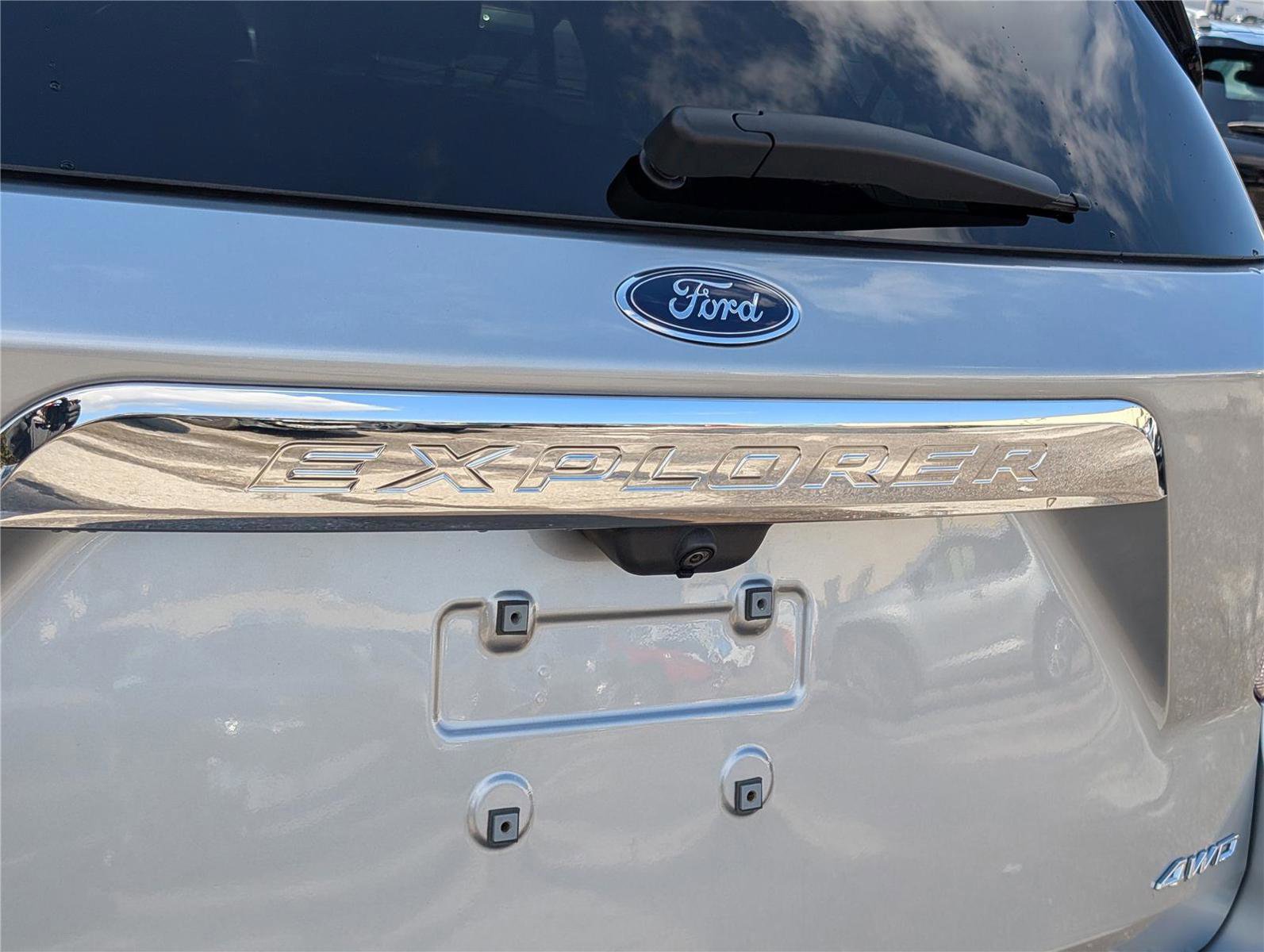 Used 2022 Ford Explorer XLT w/ Equipment Group 202A image 9