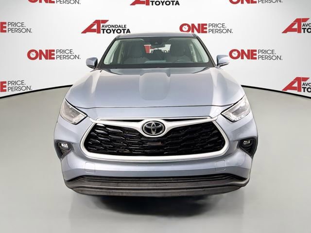 Used 2023 Toyota Highlander LE FWD video 2