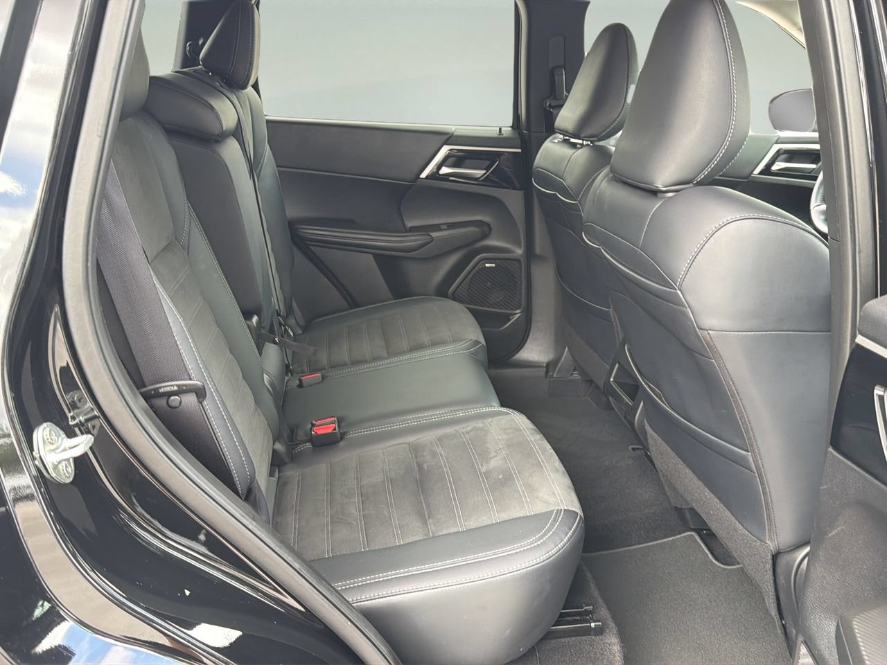 Used 2025 Mitsubishi Outlander SE FWD image 20