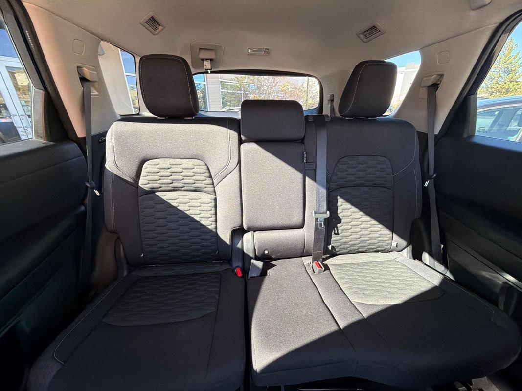 Used 2022 Nissan Pathfinder SV AWD/4WD image 15