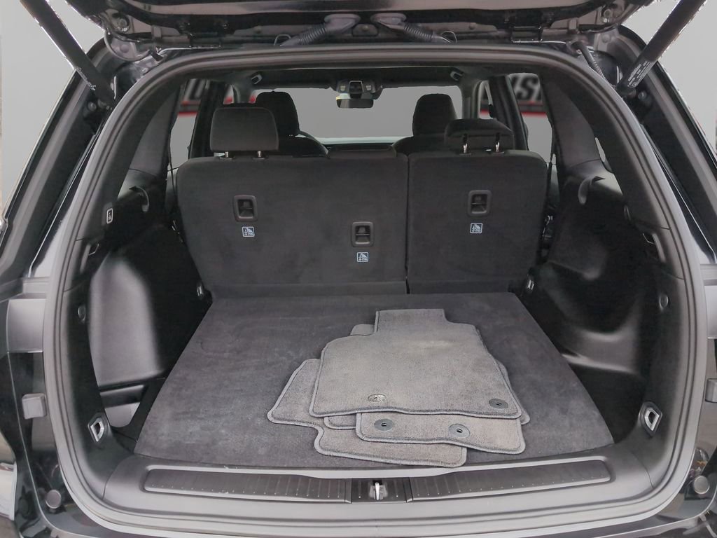 Used 2025 Jeep Grand Cherokee Laredo w/ Luxury Tech Group I image 11