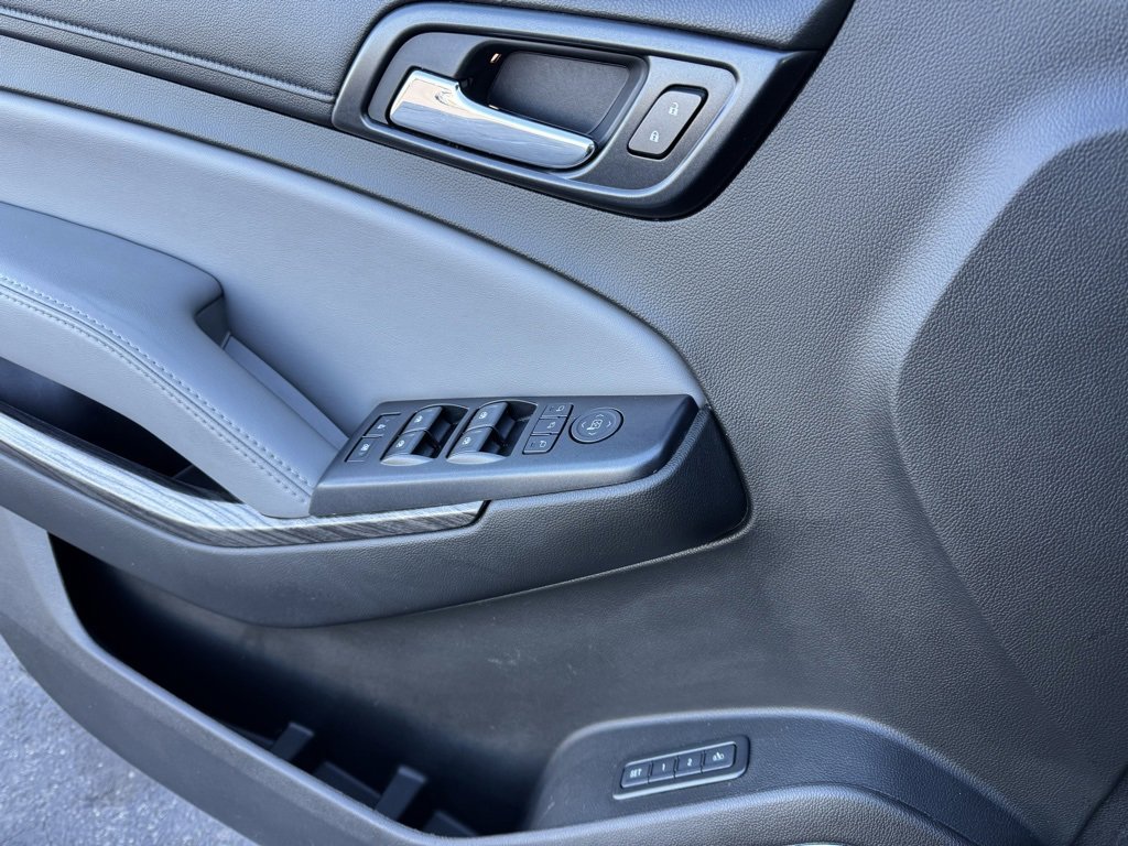 Used 2018 Chevrolet Suburban LT image 3