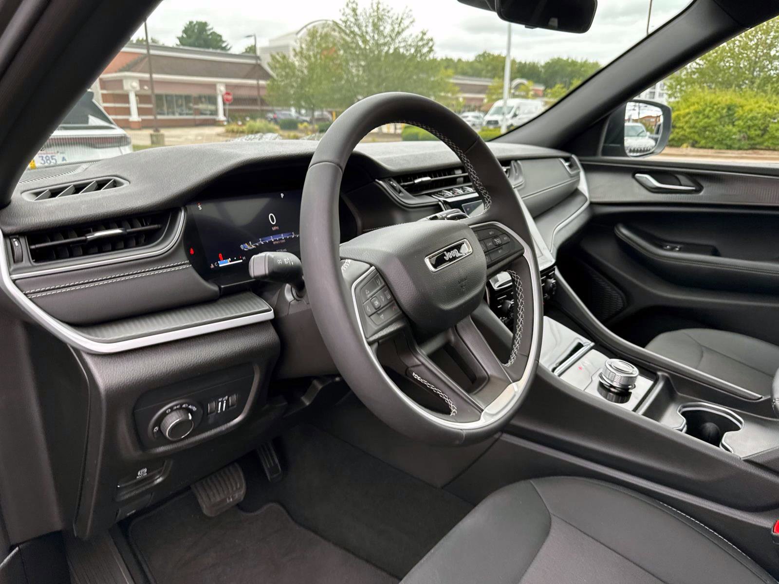 Used 2025 Jeep Grand Cherokee Laredo X image 15