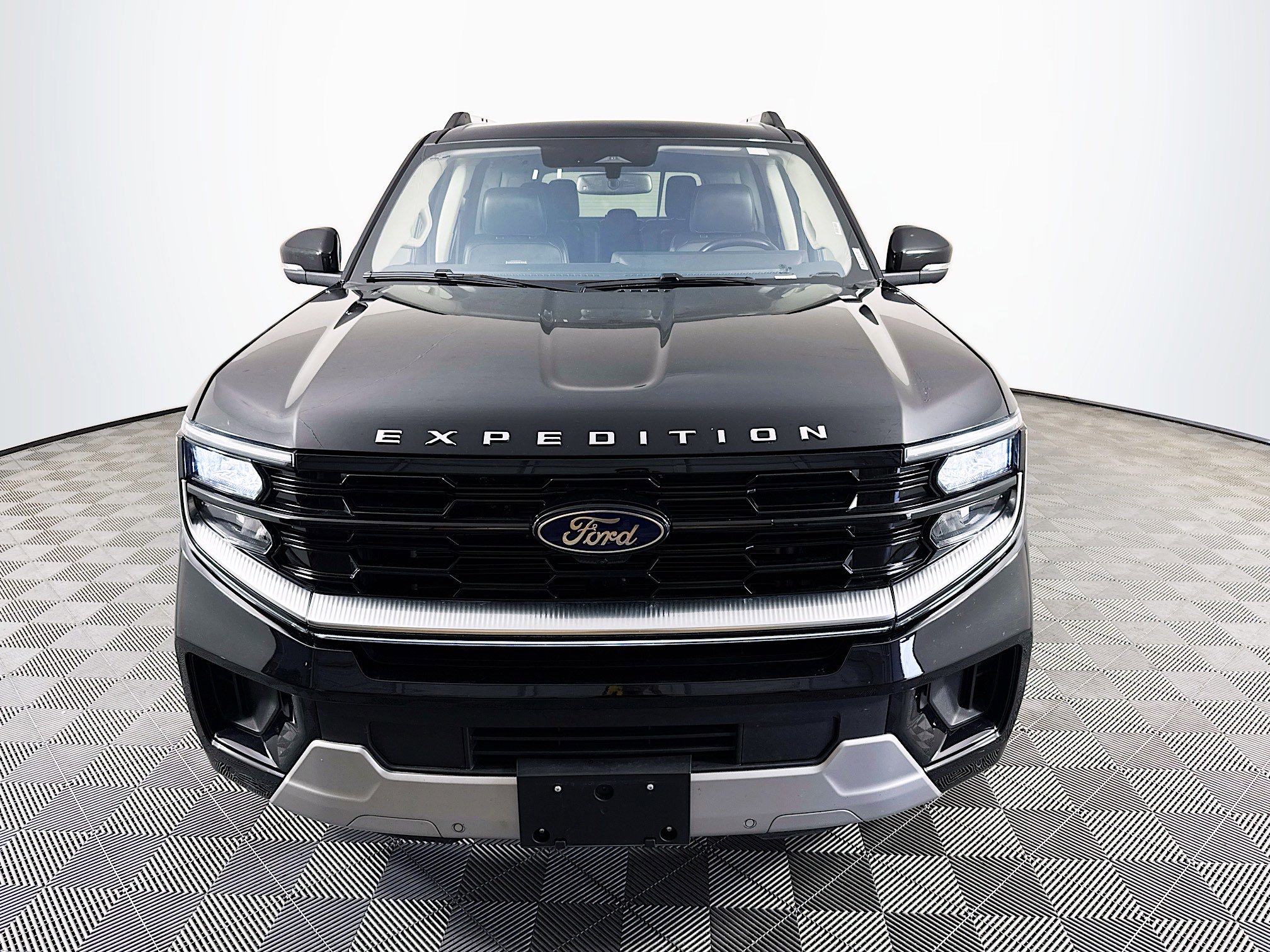 Used 2025 Ford Expedition Platinum AWD/4WD image 2