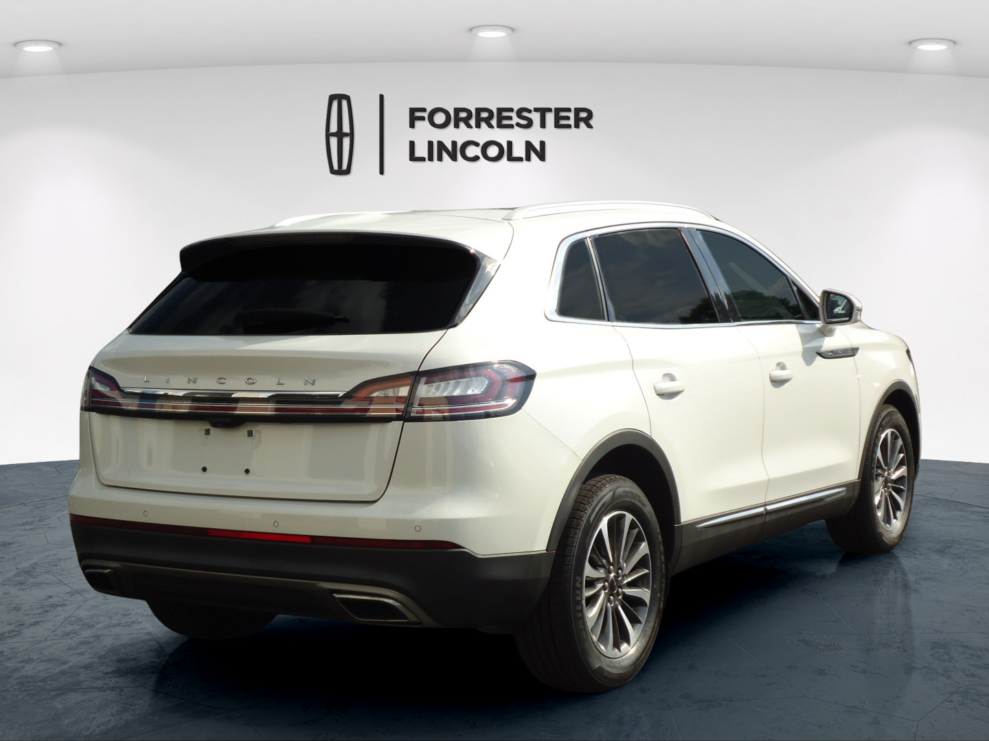 Used 2023 Lincoln Nautilus Reserve w/ Cargo Utility Package AWD/4WD image 3