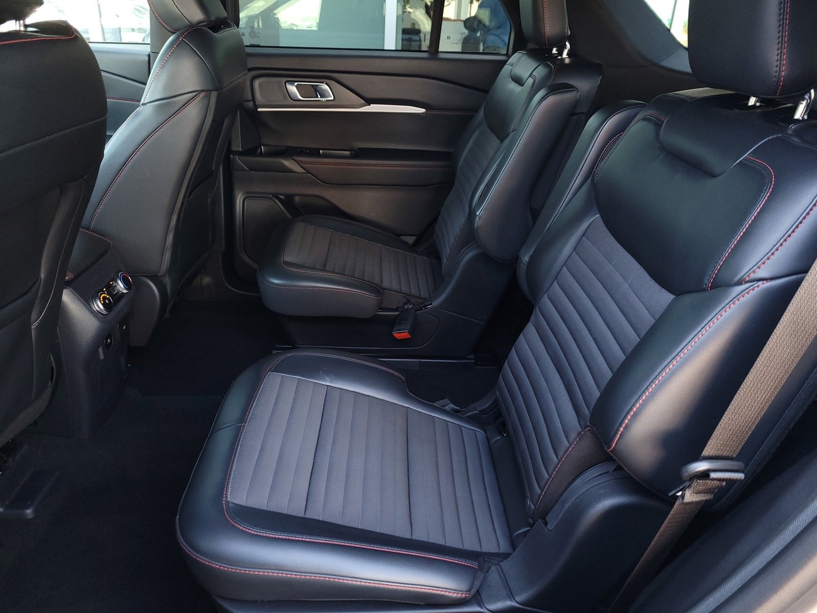 Used 2025 Ford Explorer ST-Line image 12