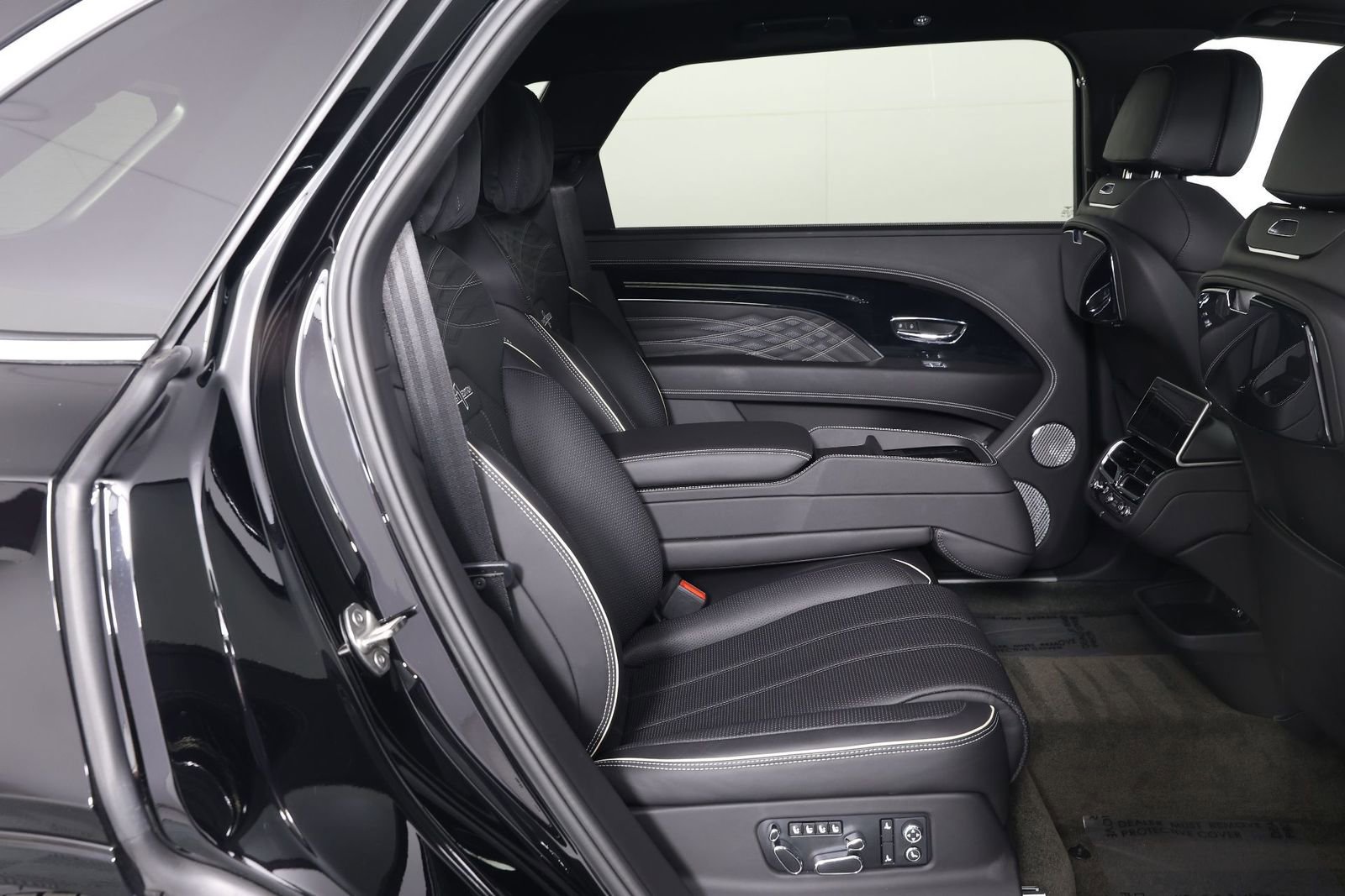 Used 2023 Bentley Bentayga Extended Wheelbase image 33