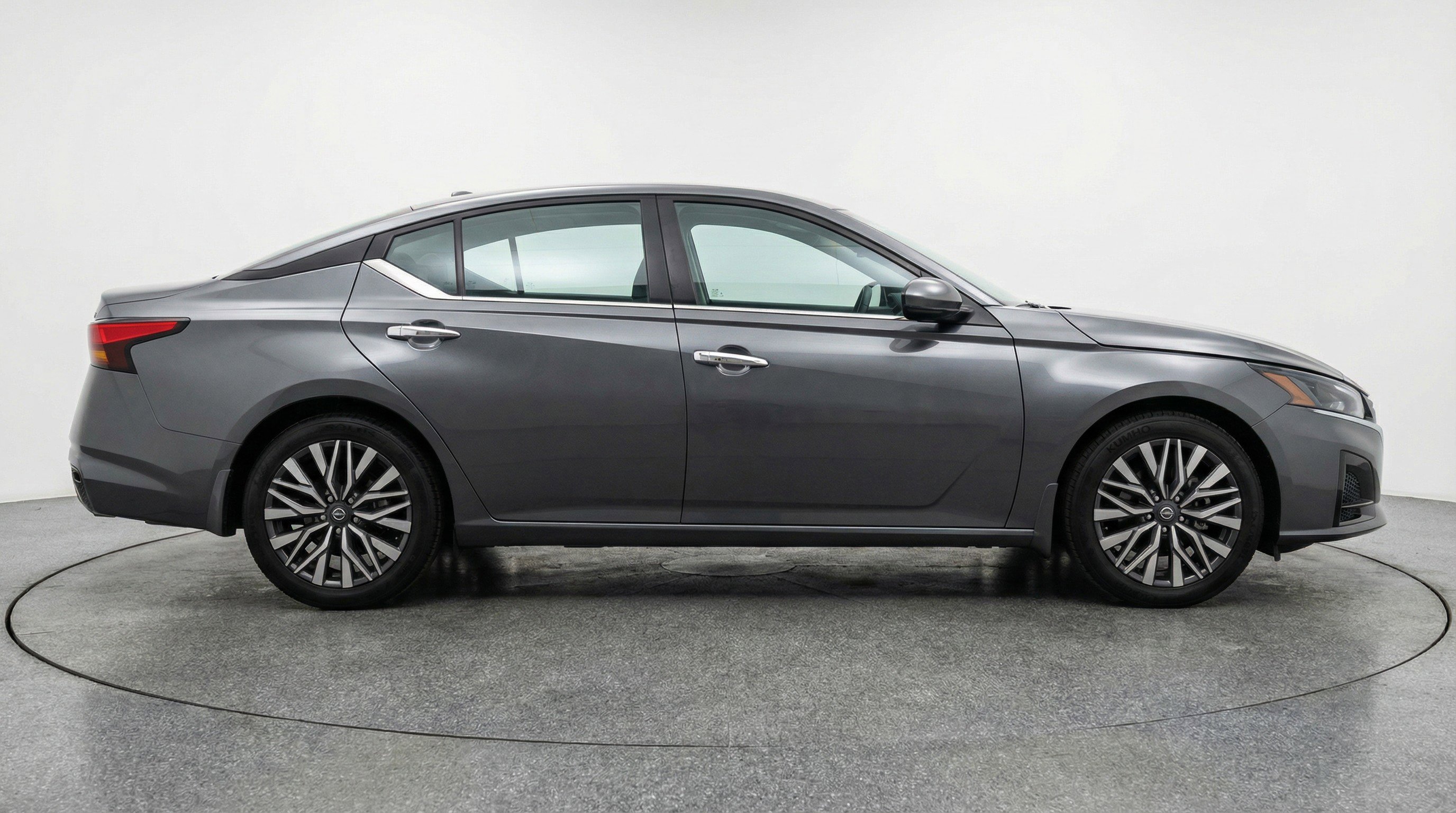 Used 2025 Nissan Altima 2.5 SV FWD image 11