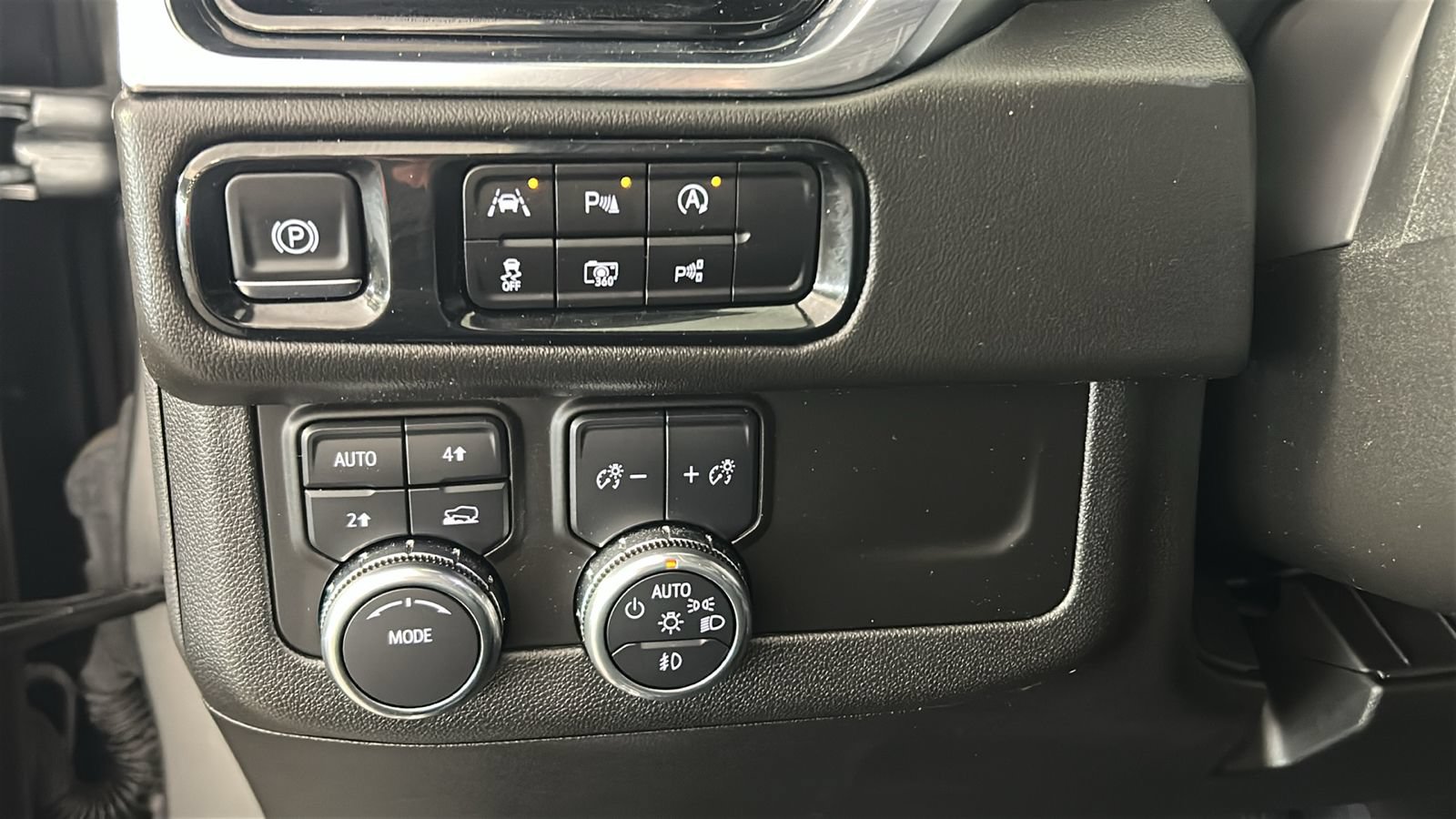 Used 2025 GMC Yukon Elevation w/ LPO, Floor Liner Package AWD/4WD image 23