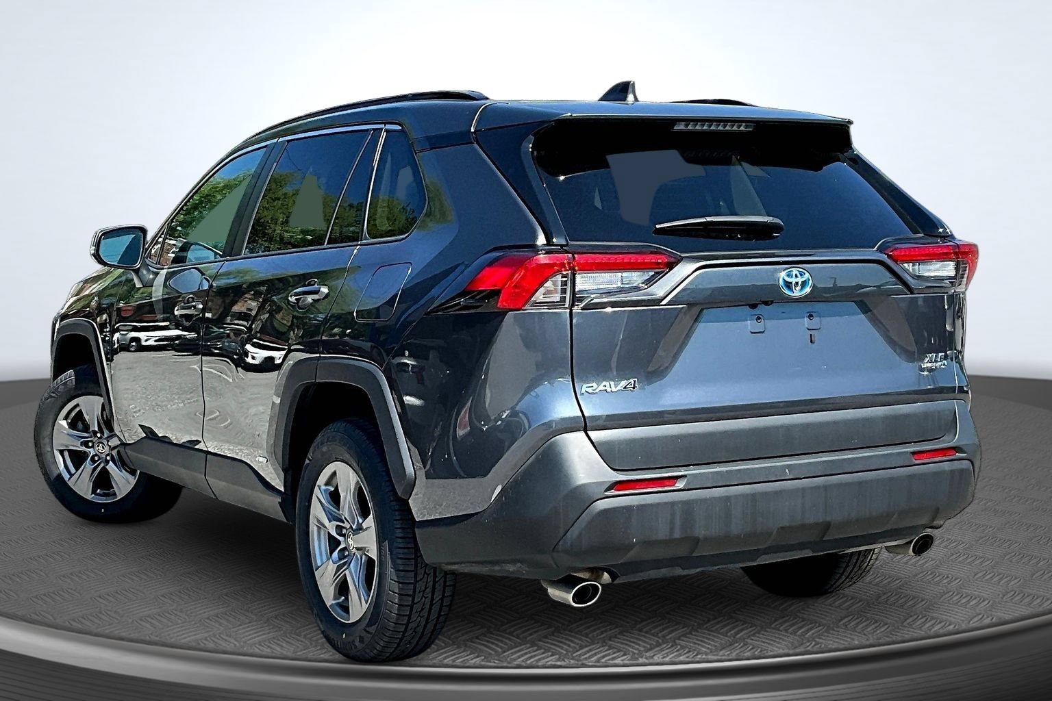 Used 2023 Toyota RAV4 XLE AWD/4WD image 4