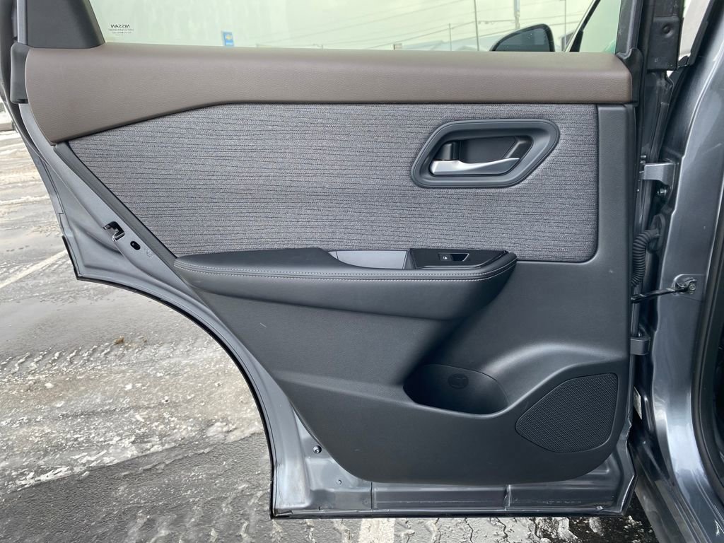 Used 2023 Nissan Rogue SV image 16