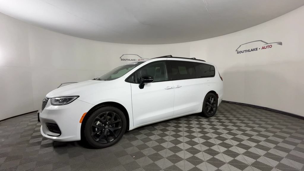 Used 2025 Chrysler Pacifica Limited FWD image 6