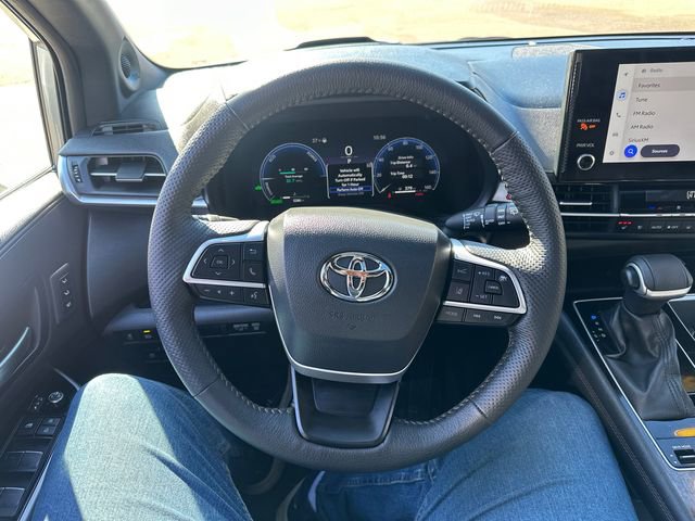 Used 2025 Toyota Sienna Platinum image 35
