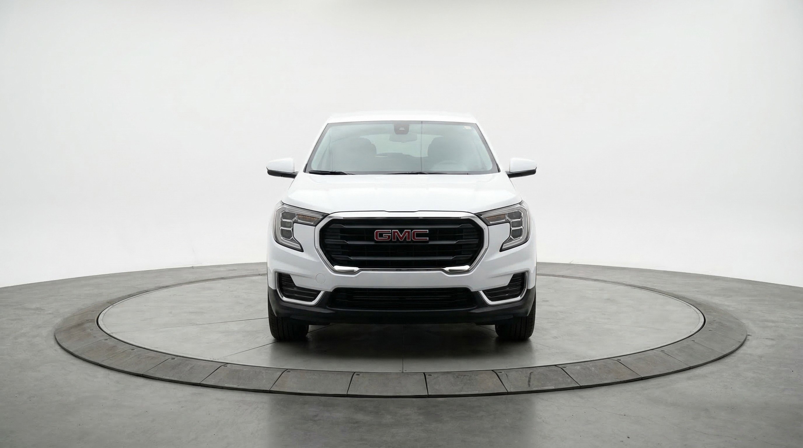 Used 2024 GMC Terrain SLE image 2