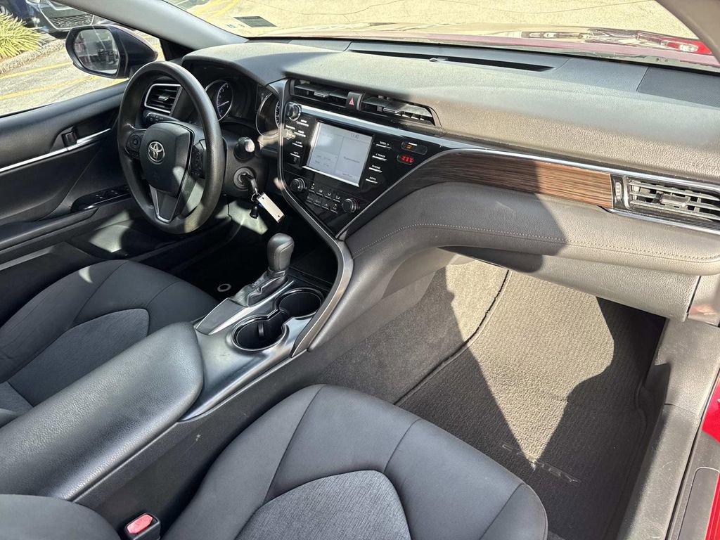 Used 2018 Toyota Camry LE FWD image 13