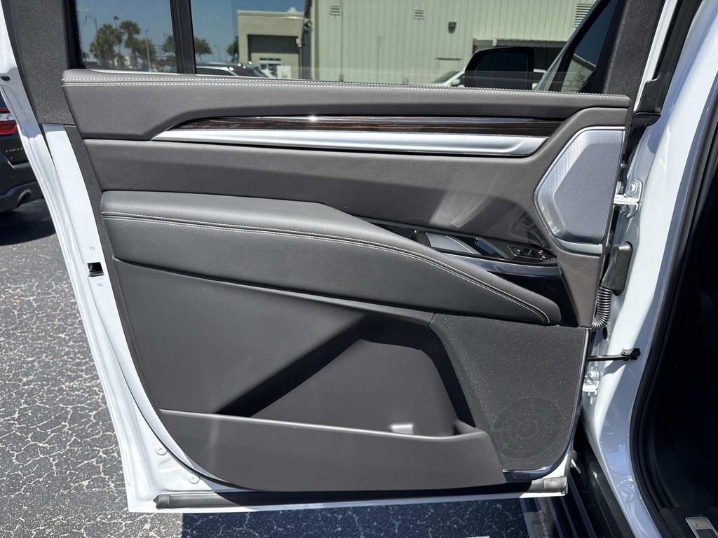New 2026 Cadillac Escalade ESV Luxury AWD/4WD image 13