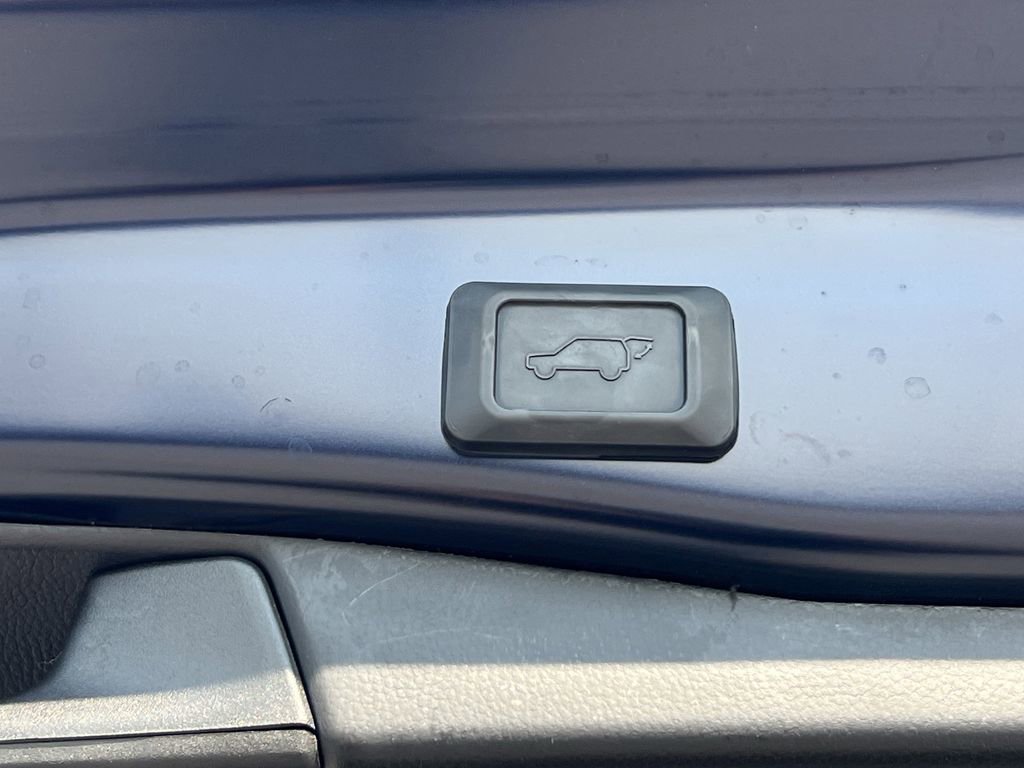 Used 2022 Toyota RAV4 XLE Premium image 32