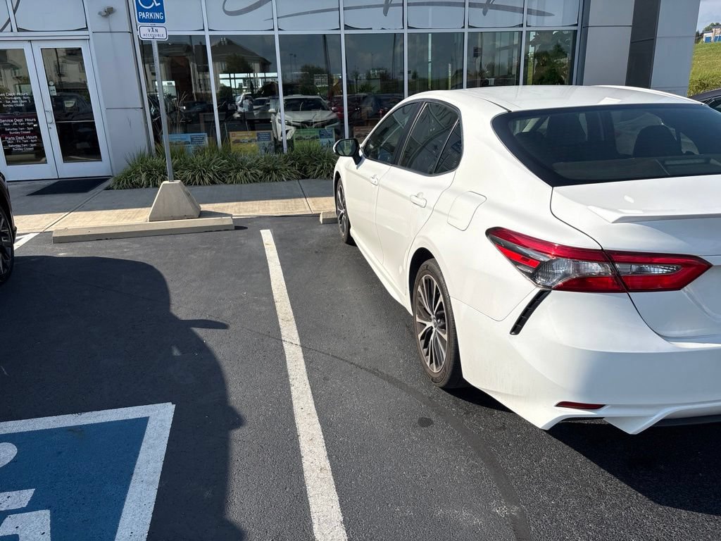 Used 2018 Toyota Camry SE FWD image 6