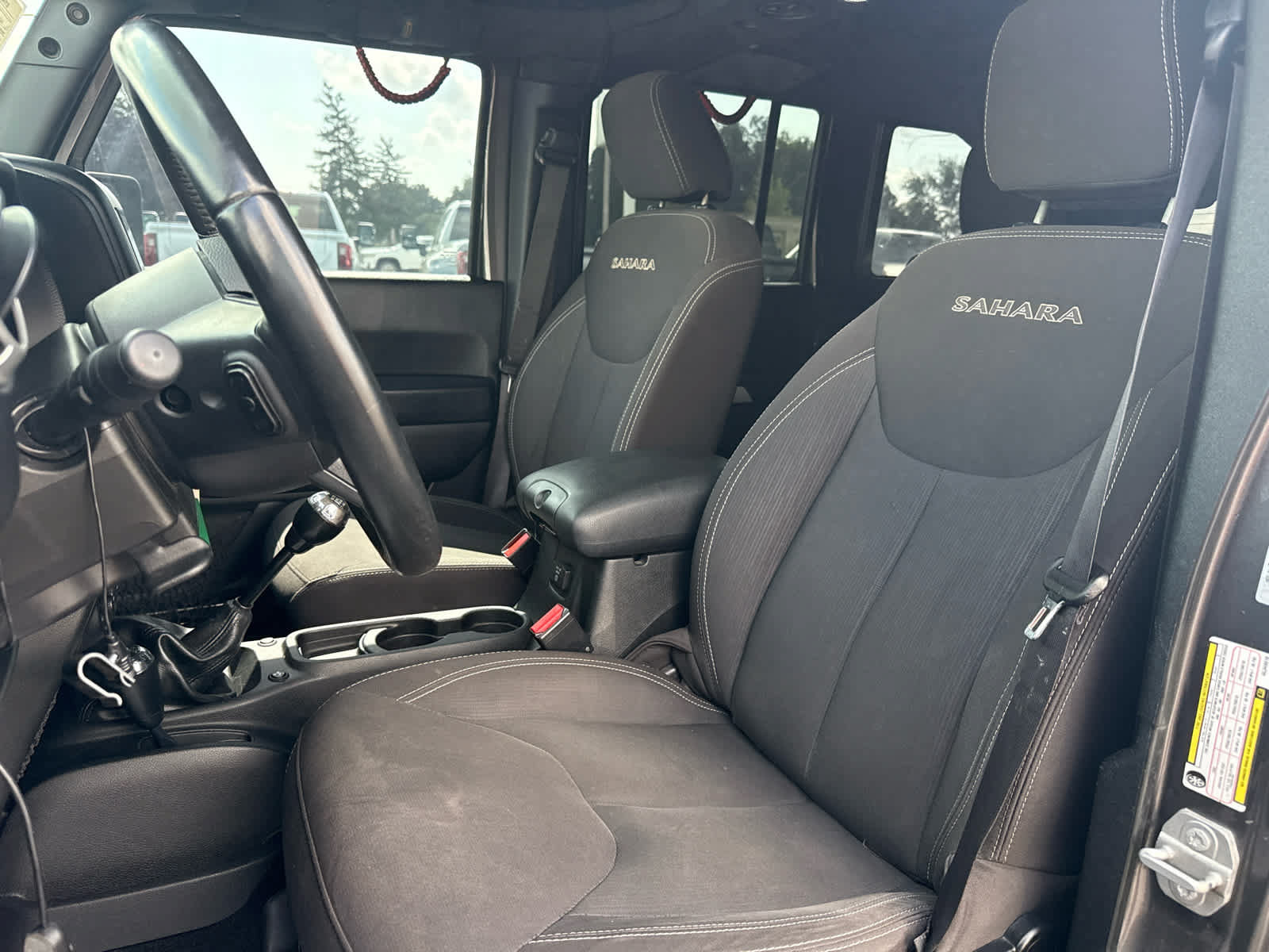 Used 2016 Jeep Wrangler Unlimited Sahara w/ Connectivity Group AWD/4WD image 10