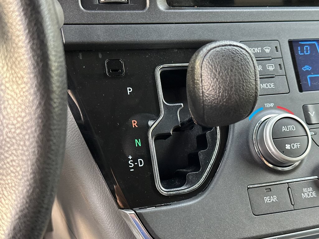 Used 2019 Toyota Sienna L FWD image 23