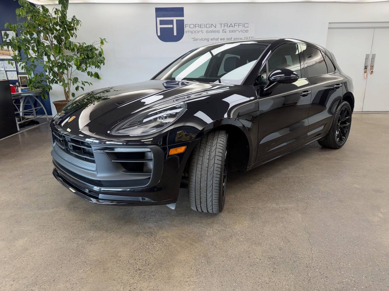Used 2025 Porsche Macan GTS w/ Premium Package Plus (PU3) AWD/4WD image 2