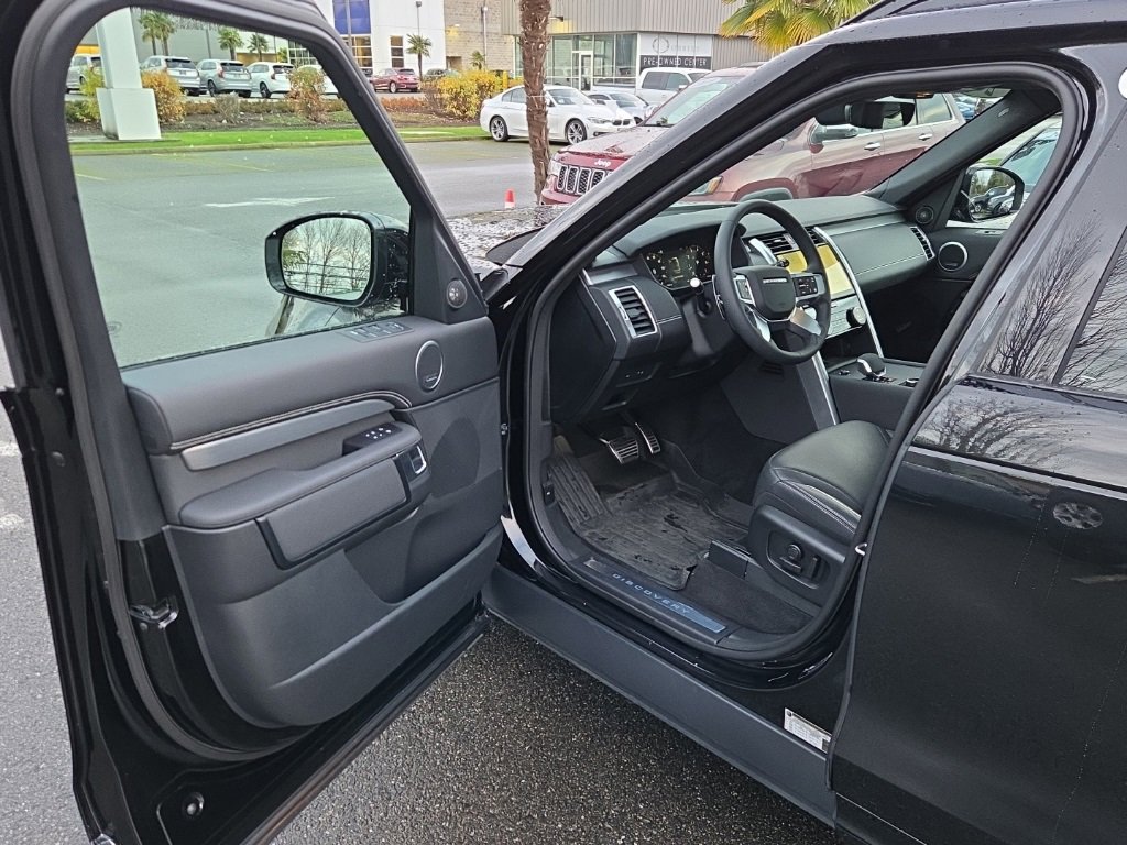 Certified 2024 Land Rover Discovery Dynamic SE image 10