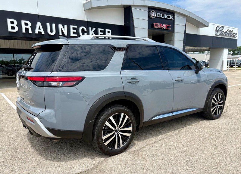 Used 2025 Nissan Pathfinder Platinum FWD image 3