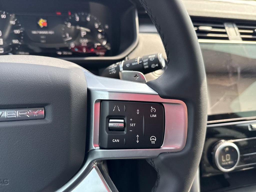 Used 2025 Land Rover Discovery Dynamic SE image 23