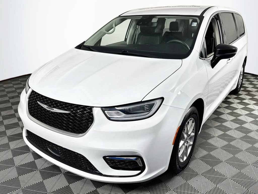 Used 2024 Chrysler Pacifica Touring-L FWD image 3