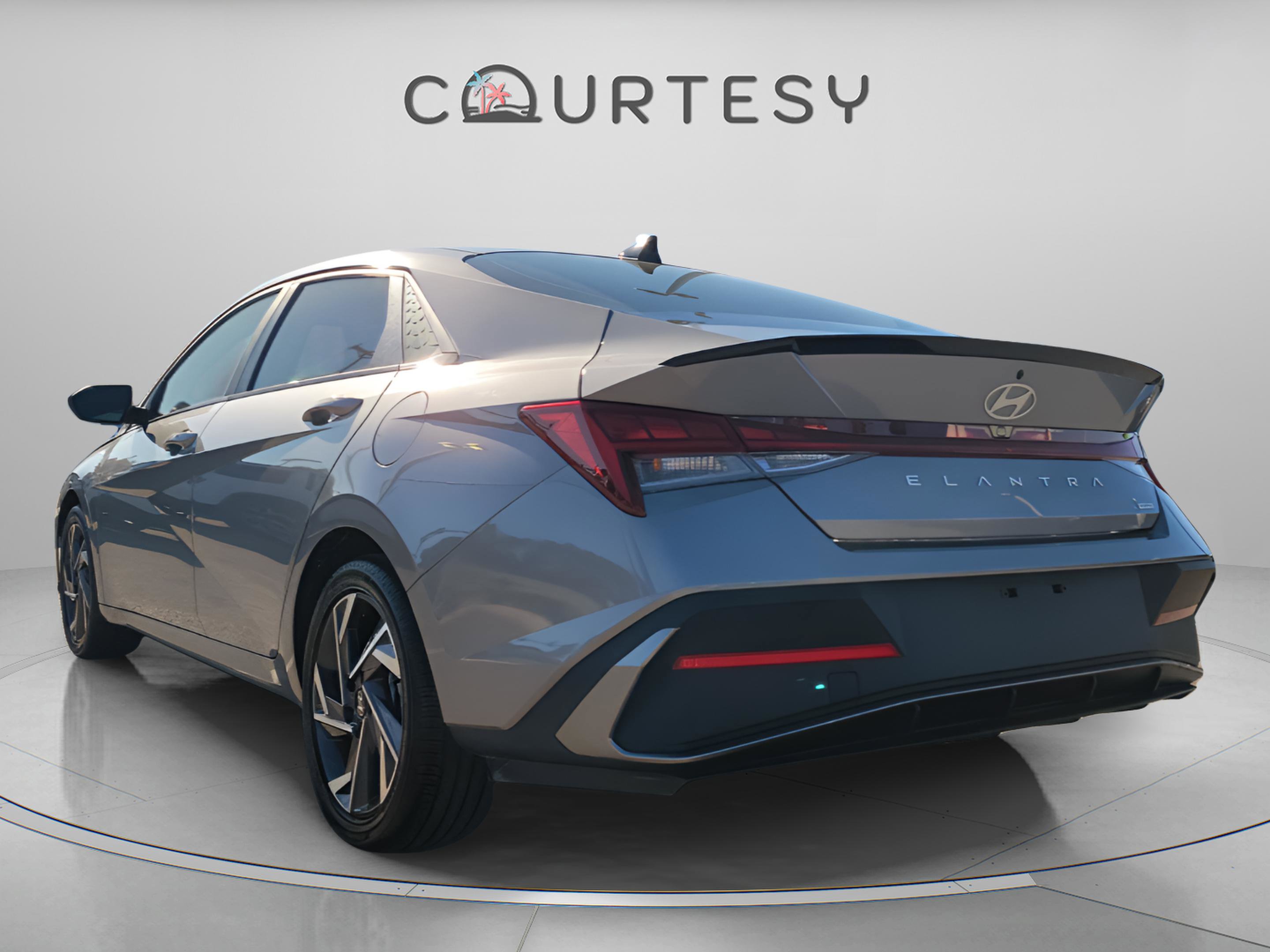 Used 2025 Hyundai Elantra SEL image 2