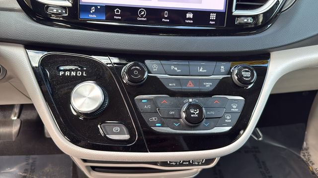 Used 2024 Chrysler Pacifica Touring-L image 25