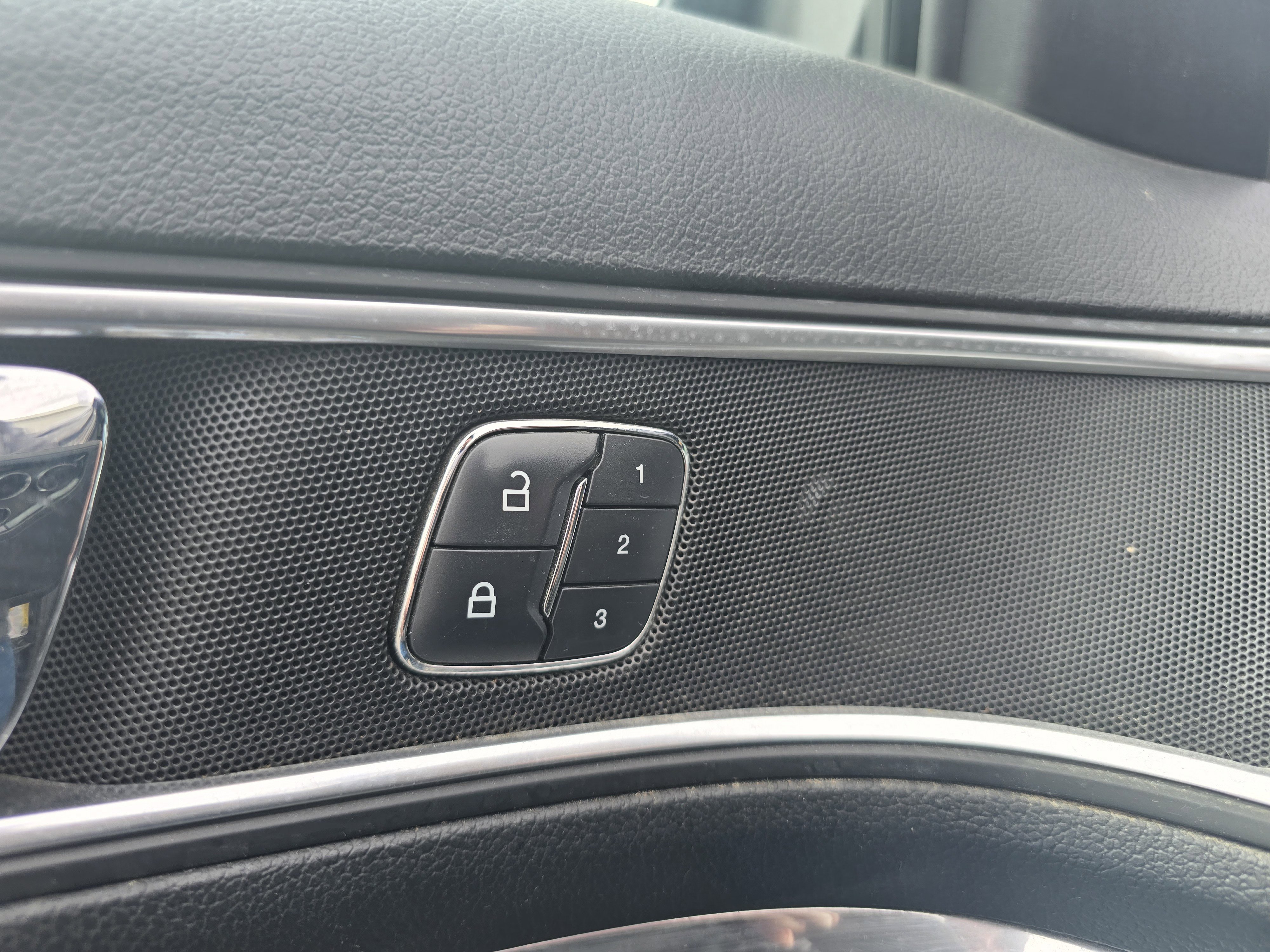 Used 2017 Ford Explorer Limited image 16