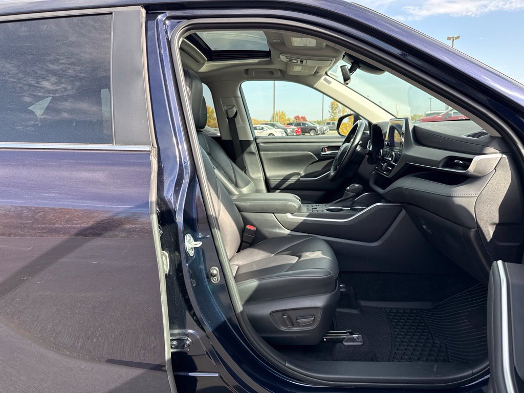Used 2023 Toyota Highlander XLE AWD/4WD image 11