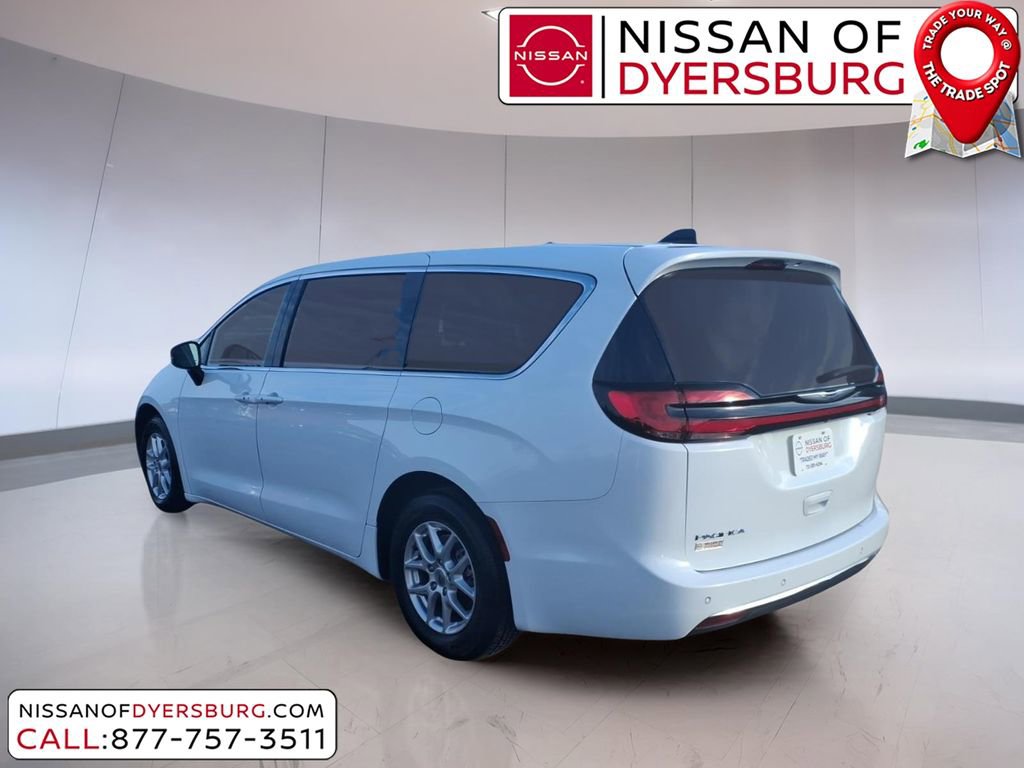 Used 2024 Chrysler Pacifica Touring-L image 5