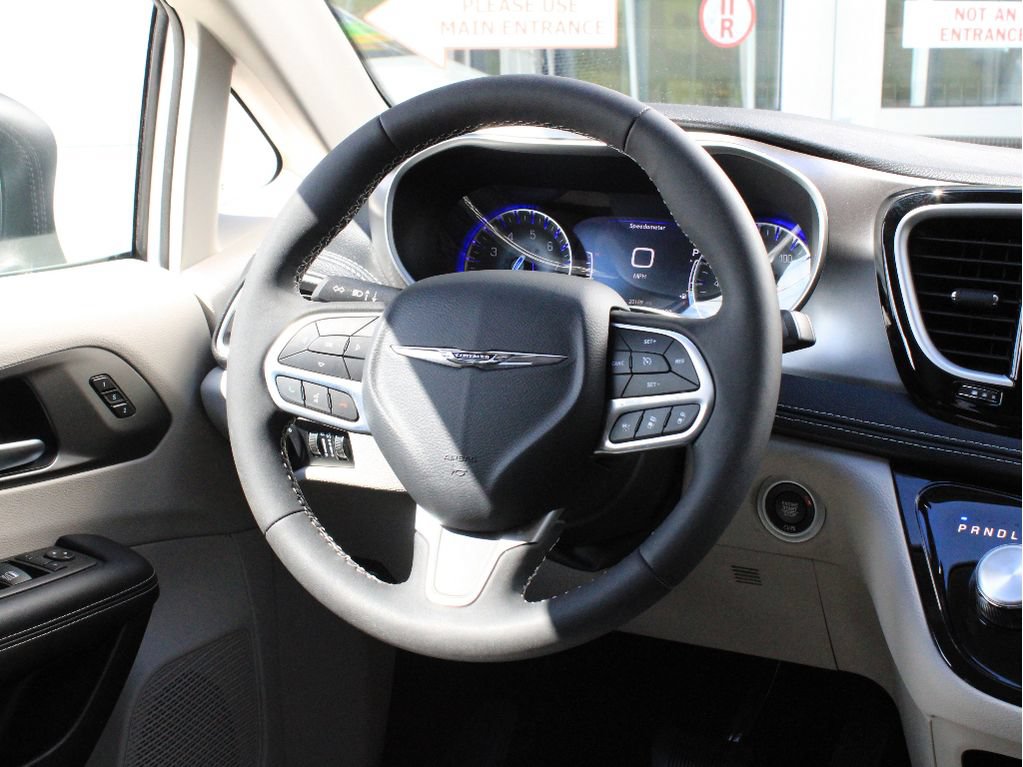 Used 2023 Chrysler Pacifica Touring-L AWD/4WD image 14