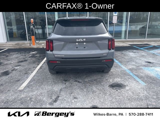 Used 2023 Kia Sorento LX image 3