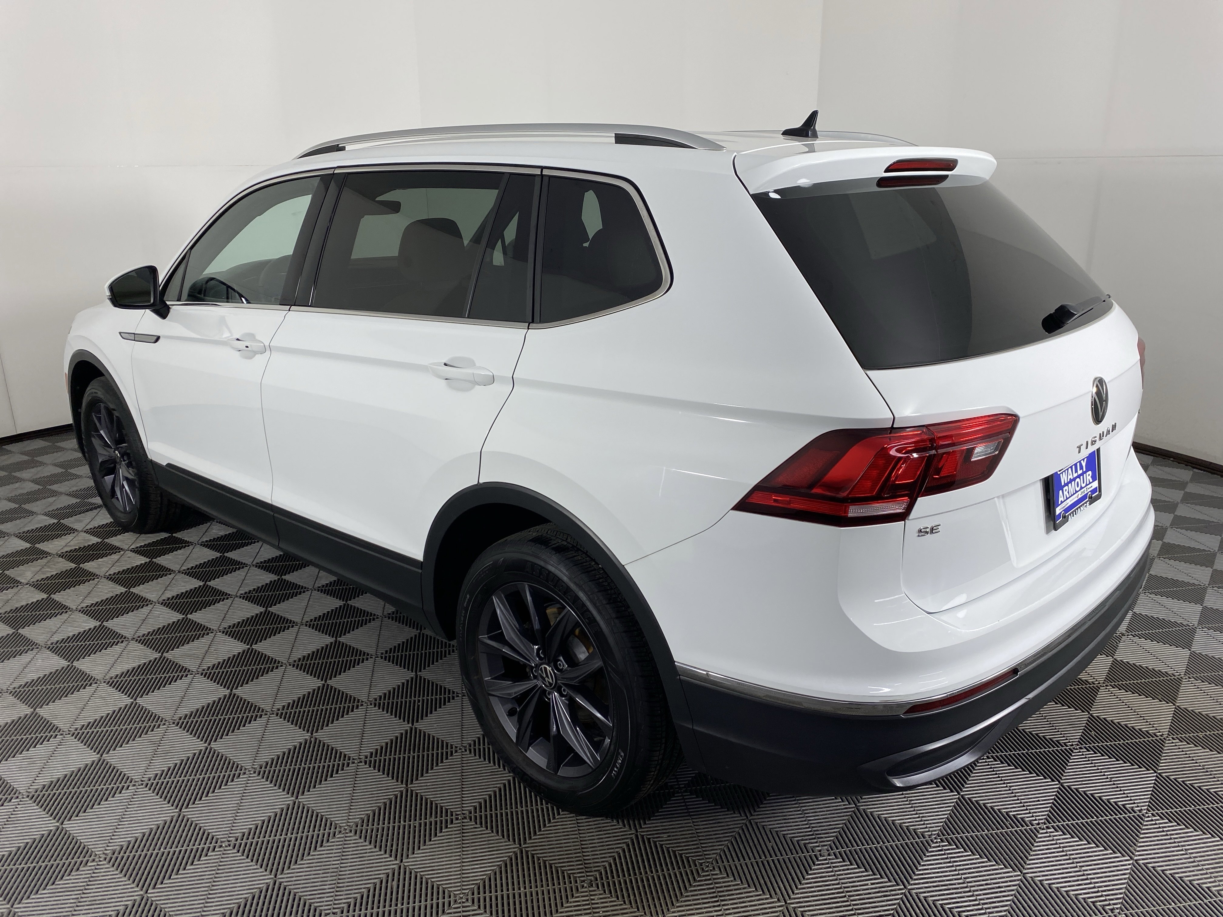 Used 2022 Volkswagen Tiguan SE AWD/4WD image 9