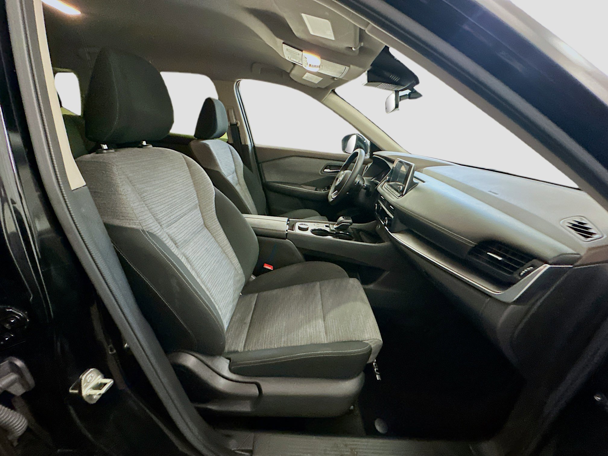 Used 2023 Nissan Rogue SV image 31