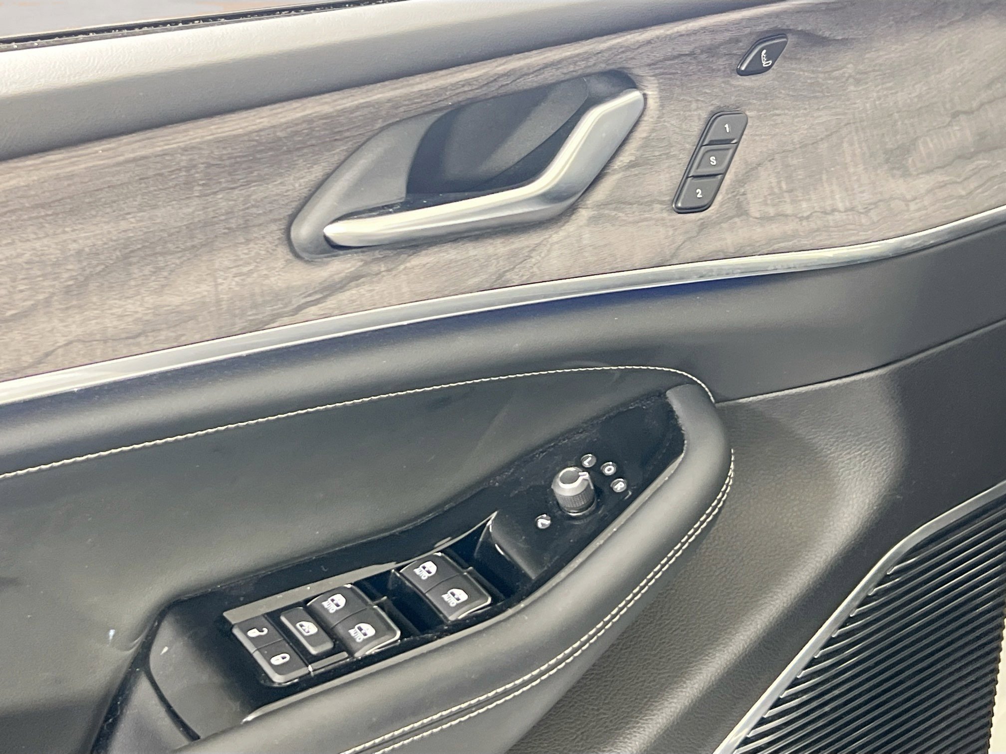 Used 2022 Jeep Grand Cherokee Overland w/ Luxury Tech Group IV image 17