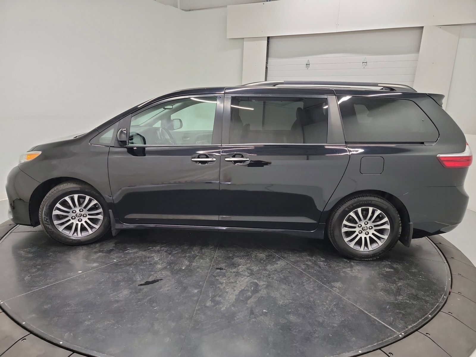 Used 2019 Toyota Sienna XLE image 4