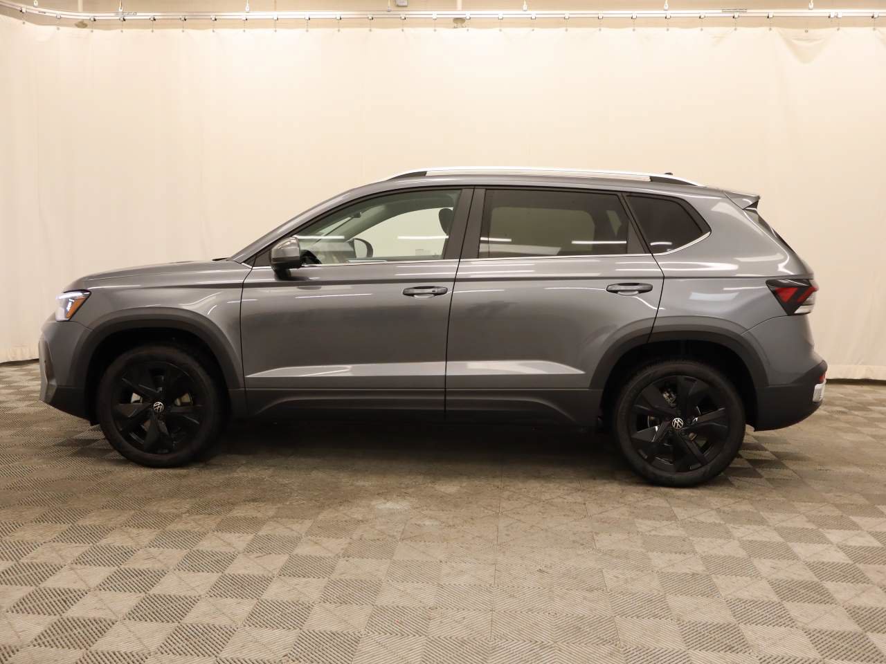 New 2026 Volkswagen Taos SE FWD image 2