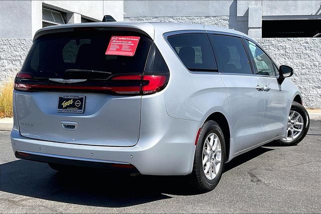 Used 2023 Chrysler Pacifica Touring-L FWD image 13