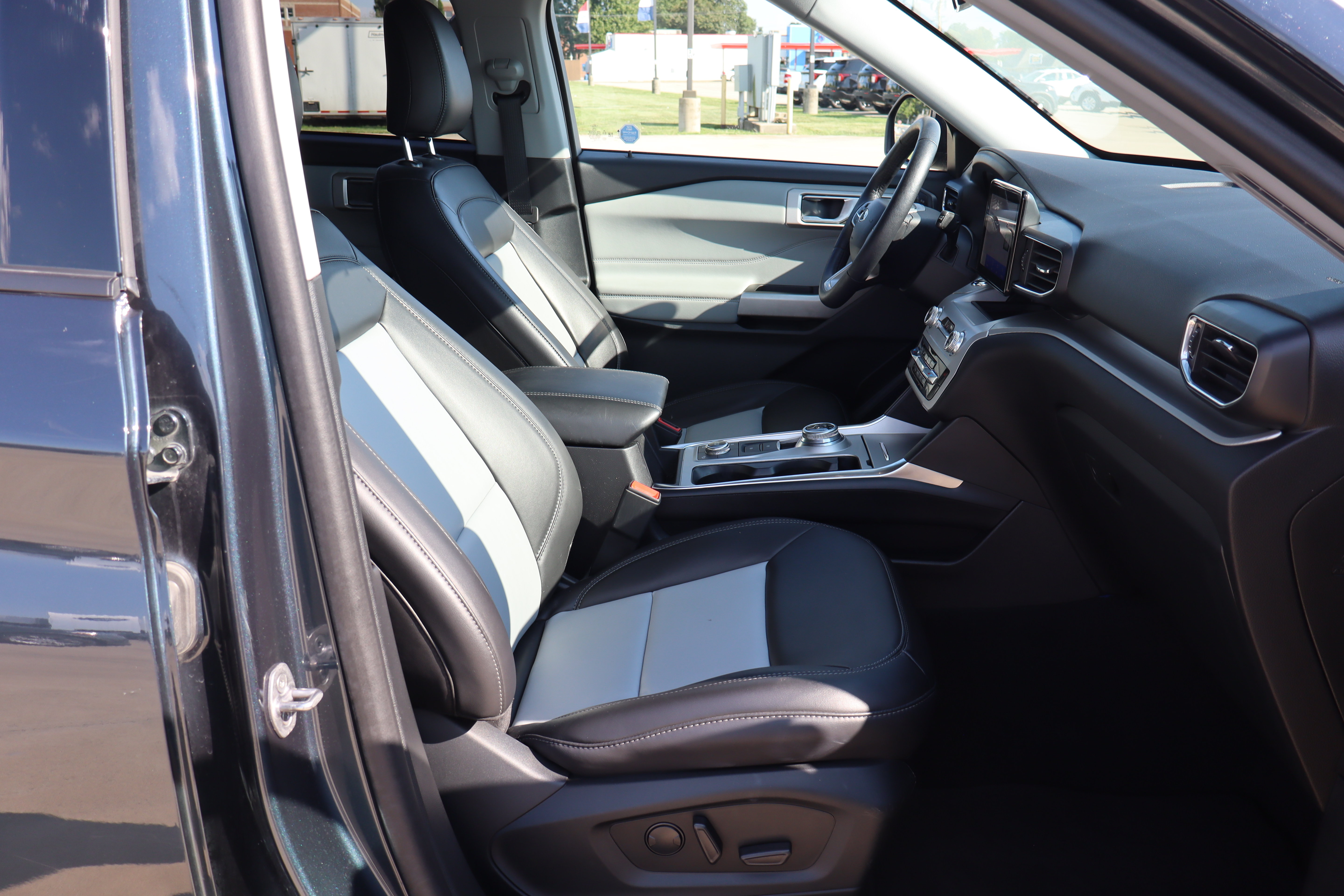 Used 2024 Ford Explorer XLT w/ Equipment Group 202A AWD/4WD image 14
