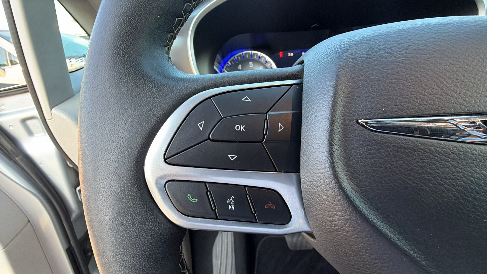 Used 2024 Chrysler Pacifica Touring-L FWD image 27