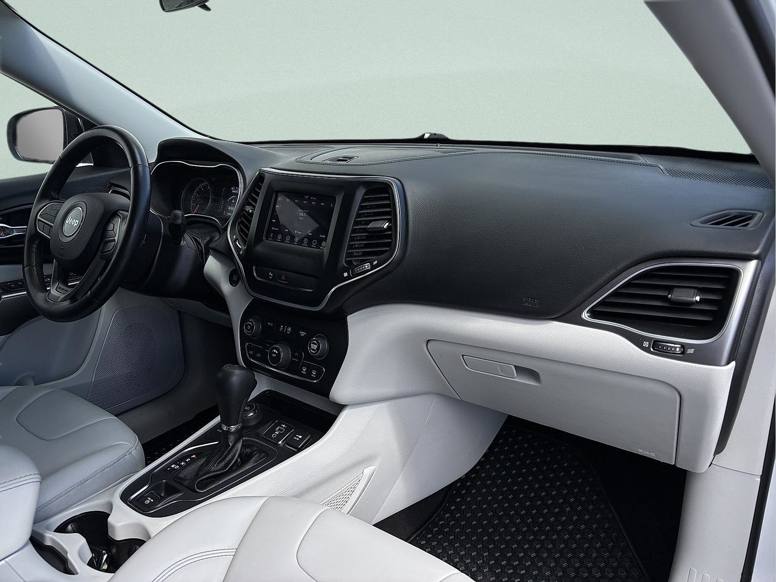 Used 2020 Jeep Cherokee Latitude Plus w/ Cold Weather Group AWD/4WD image 36